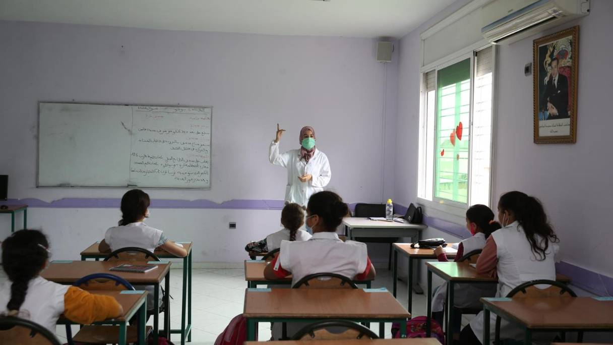 Des élèves suivent un cours dans la salle de classe d'une école de Taza, le 2 juin 2021.

