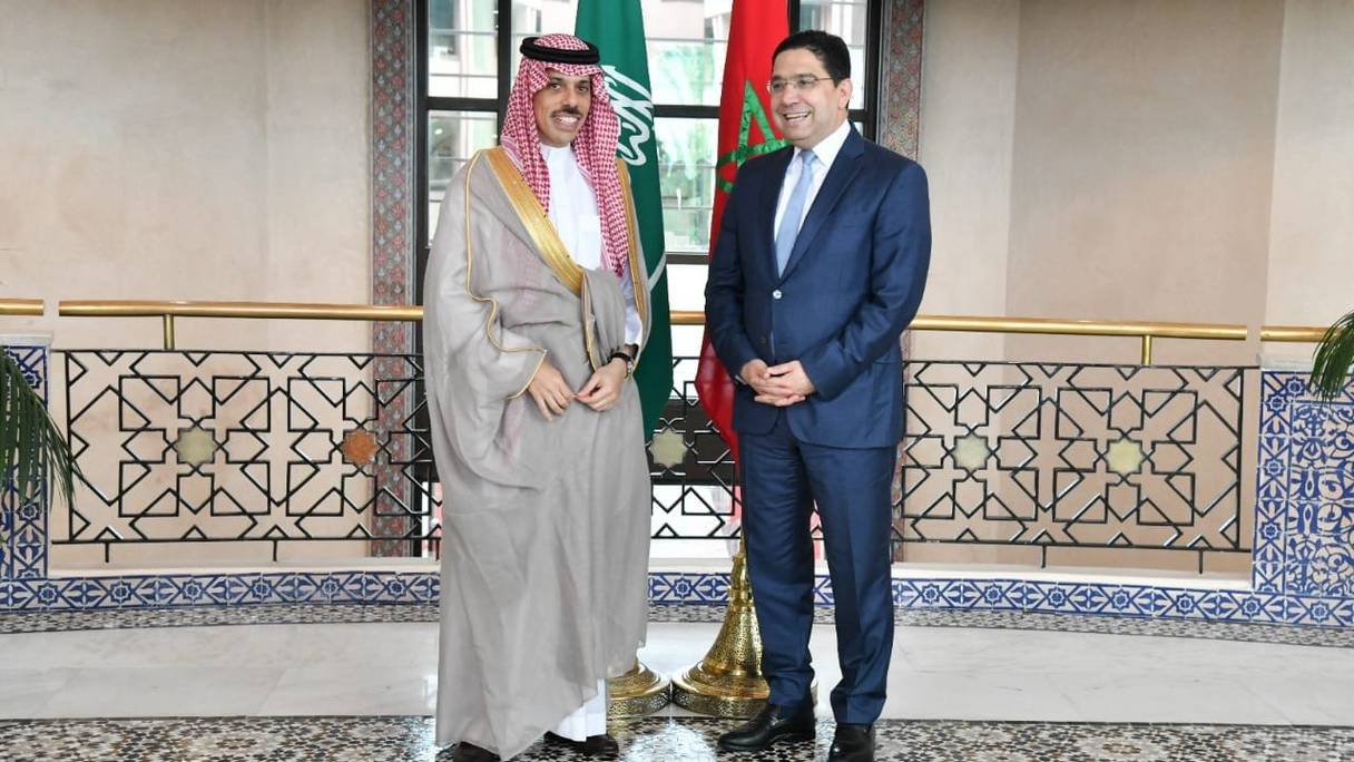 Nasser Bourita, ministre des Affaires étrangères, reçoit à Rabat son homologue saoudien le Prince Faisal Bin Farhan Bin Abdellah Al-Saoud, le 16 juin 2022 à Rabat.
