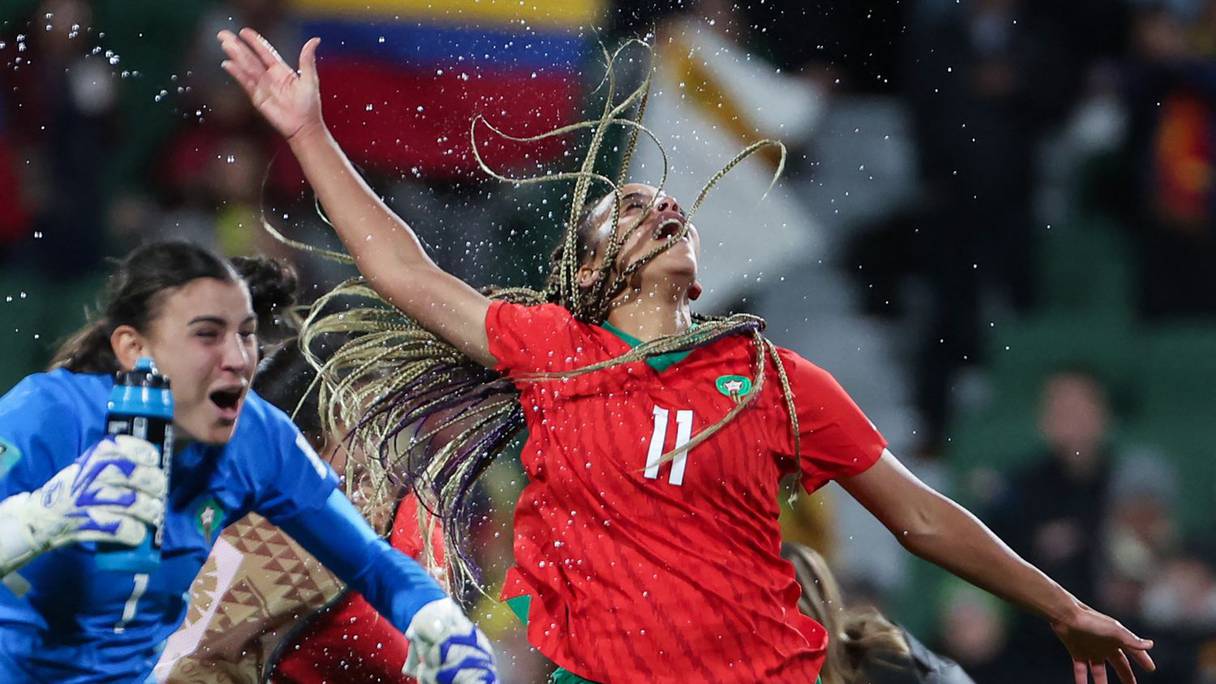 La gardienne du Maroc Khadija Er-Rmichi (à gauche) et la joueuse Fatima Tagnaout après leur qualification pour les huitièmes de finale contre la Colombie, le 3 août 2023