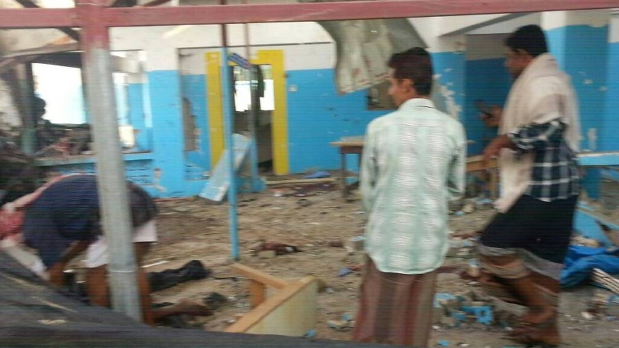 Dégâts dans un hôpital touché par un raid aérien dans la ville d'Abs au Yémen, le 15 août 2016.
