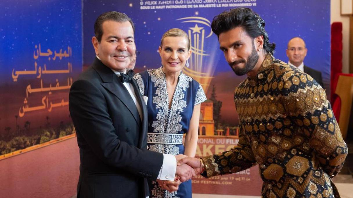 Le prince Moulay Rachid serre la main de l'acteur indien Ranveer Singh, au cours d'un dîner offert par le Roi à l’occasion de l’ouverture officielle de la 19e édition du FIFM, le 12 novembre 2022, à Marrakech.
