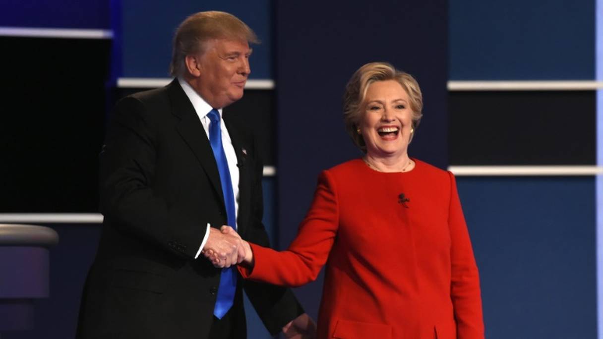 La candidate démocrate Hillary Clinton et son rival républicain Donald Trump à l'issue du premier débat télévisé, le 26 septembre 2016 à New York.
