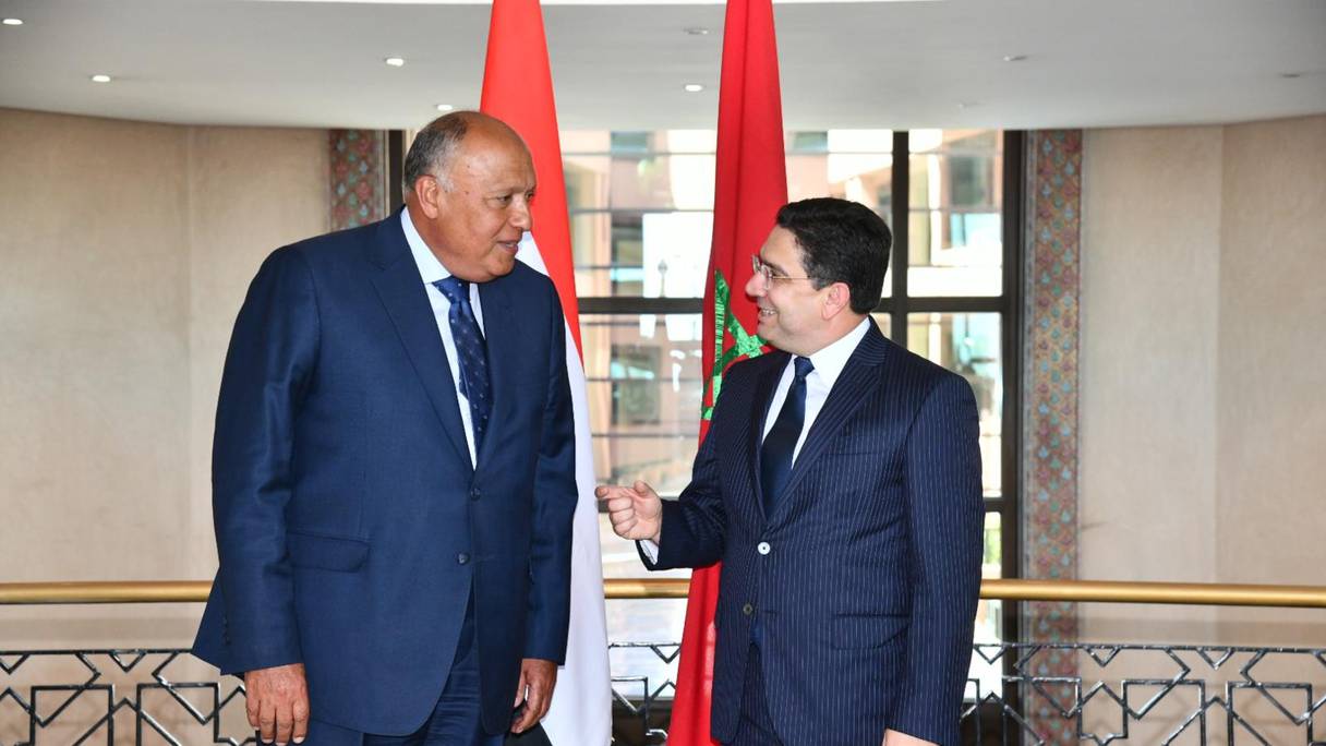 Le ministre des Affaires étrangères, de la Coopération africaine et des Marocains résidant à l’étranger, Nasser Bourita reçoit le ministre égyptien des Affaires étrangères, Sameh Choukri, le 9 mai 2022 à Rabat.
