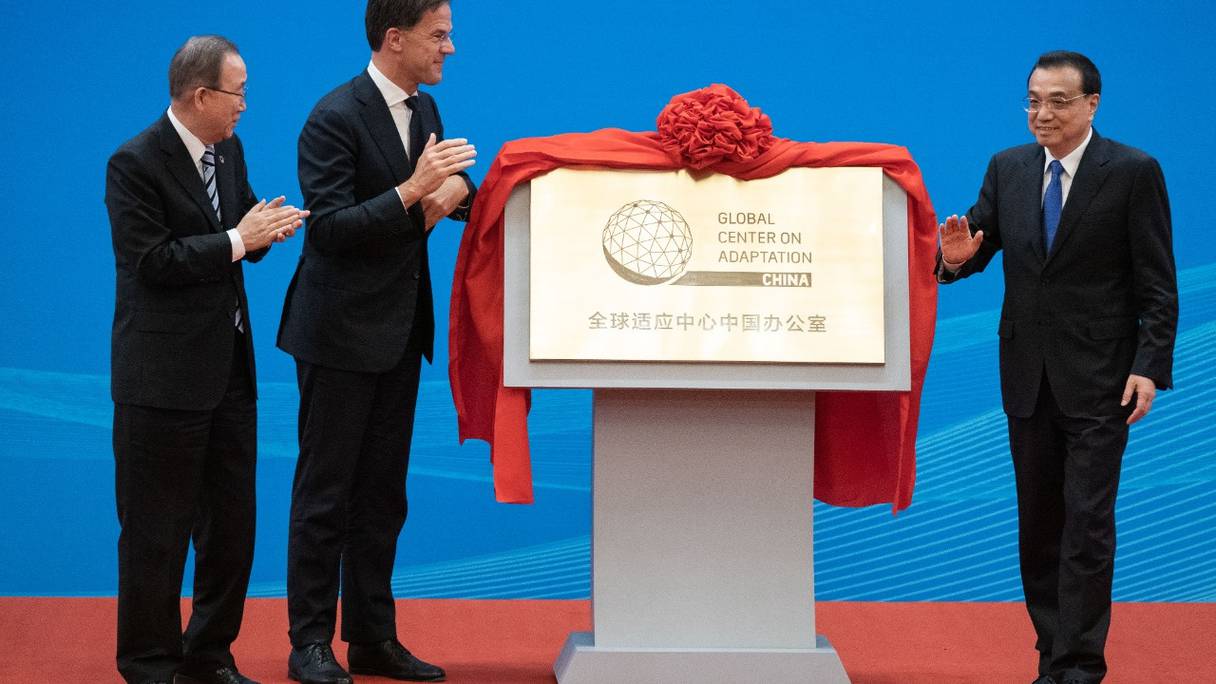 Les Premiers ministres néerlandais Mark Rutte (au centre), chinois Li Keqiang (à droite), et l'ex-secrétaire général de l'ONU Ban Ki-moon, lors de la cérémonie d'installation du Centre mondial pour l'adaptation, à Pékin, le 27 juin 2019.
