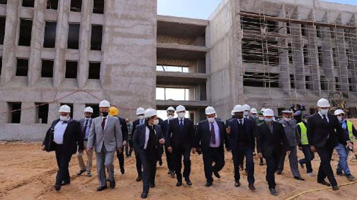 Le ministre de l'Education nationale, Saaïd Amzazi, accompagné d'une délégation, a effectué une visite de terrain à la future faculté de médecine de Laâyoune, en construction, le 8 mars 2021. 
