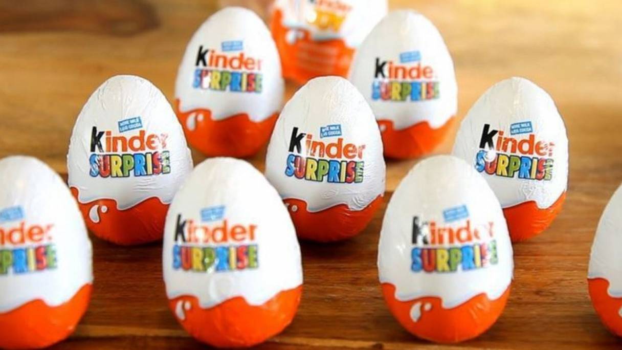 Les œufs en chocolat de la marque Kinder.
