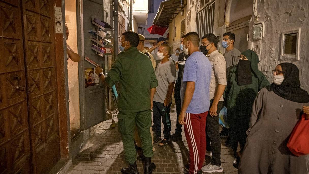 Des agents d'autorité vérifient la fermeture des commerces dans la médina de Rabat, le 3 août 2021. Le début du couvre-feu a été avancé à 21 heures, et des restrictions de voyage ont été décidées pour trois grandes villes.
