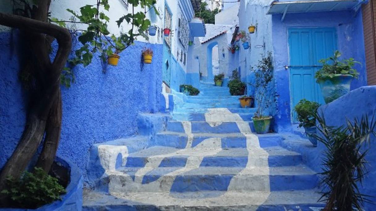 Une rue de Chefchaouen, la perle bleue du Maroc.
