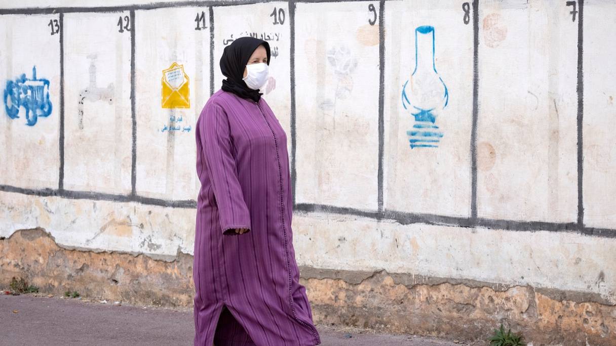 Une femme masquée marche dans une rue de Rabat, le 26 août 2021, au lancement de la campagne électorale pour les législatives, communales et régionales. 
