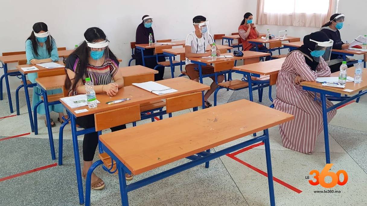 Des candidats à l'examen du baccalauréat, le 3 juillet 2020, à Tanger.
