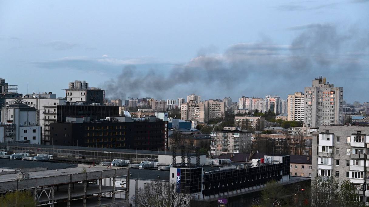 Fumée au-dessus de Kiev après des frappes le 28 avril 2022, au 64e jour de l'invasion russe de l'Ukraine. Des frappes russes ont frappé la capitale ukrainienne alors que le secrétaire général de l'ONU, Antonio Guterres, s'y trouvait en visite.
