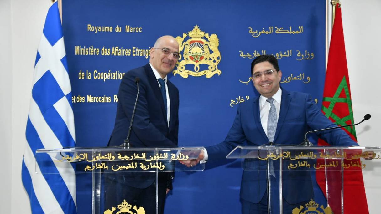Le ministre grec des Affaires étrangères, Nikos Dendias, et son homologue marocain, Nasser Bourita. 
