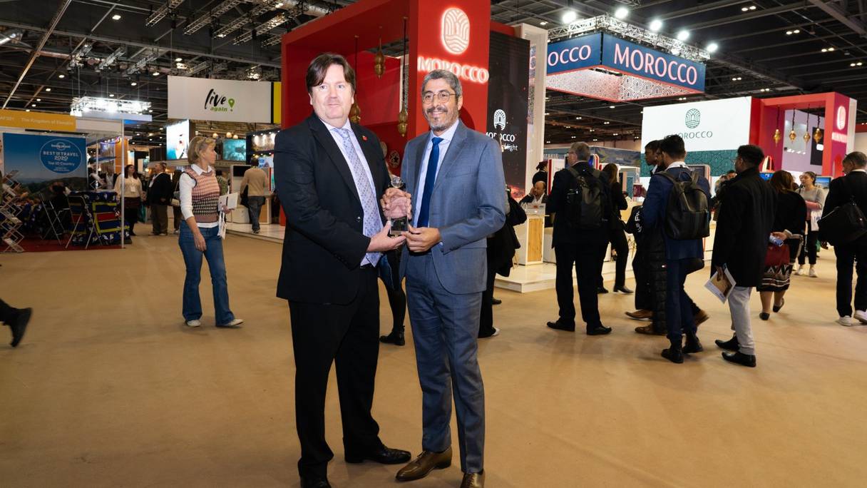 Jonathan Hull, responsable des ventes à Reed Exhibitions, remettant le prix du meilleur stand à Londres au WTM à Adel El Fakir, DG de l’ONMT.
