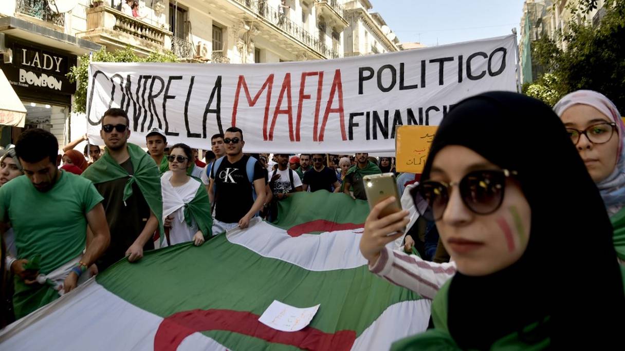 Lors de la manifestation des étudiants contre l'appel au "dialogue" du pouvoir algérien, mardi 11 juin à Alger.
