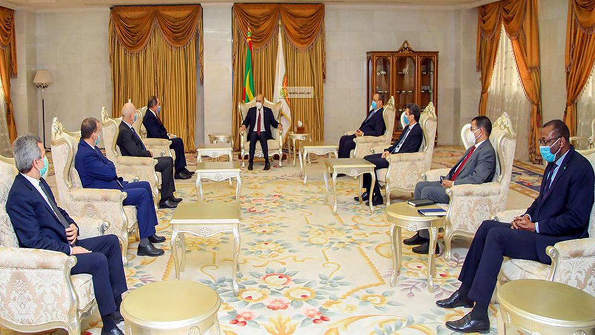 Le président mauritanien, Mohamed Ould Cheikh El Ghazouani, recevant une délégation algérienne.
