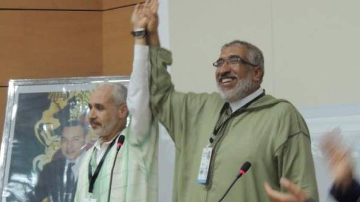 Abderrahim Chikhi (à g.) lors de son élection à la tête du MUR et Mohamed El Hamdaoui, président sortant.
