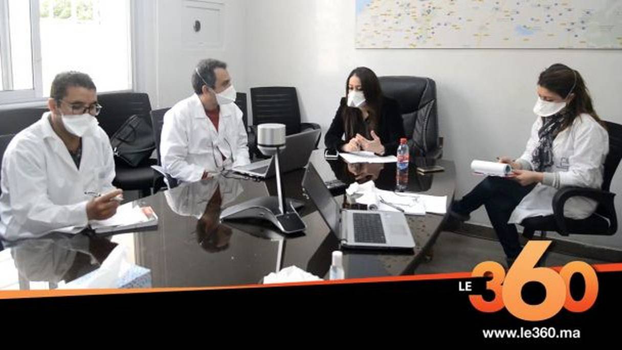 Dr Nabila Rmili, directrice régionale de la Santé de la région de Casablanca-Settat, en réunion avec deux confrères et une consœur.
