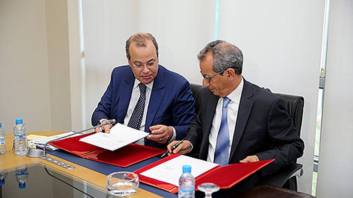 Omar Faraj, Directeur général des impôts et Ahmed Rahou, PDG du CIH lors de la signature de la convention.
