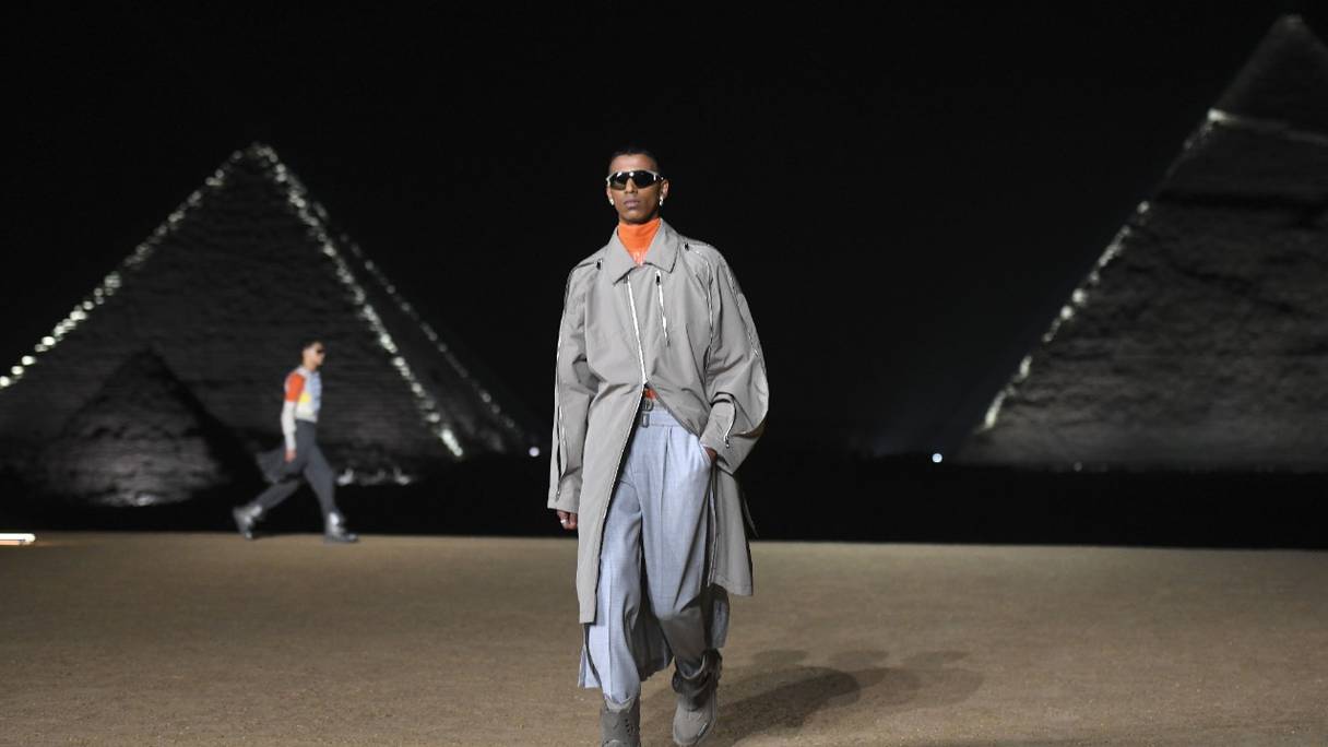 Le défilé de mode Christian Dior, devant les pyramides de Gizeh illuminées, près du Caire, le 3 décembre 2022. La maison de couture française a pour la première fois présenté sa collection hommes pour l'automne 2023 dans le site de cette nécropole millénaire.
