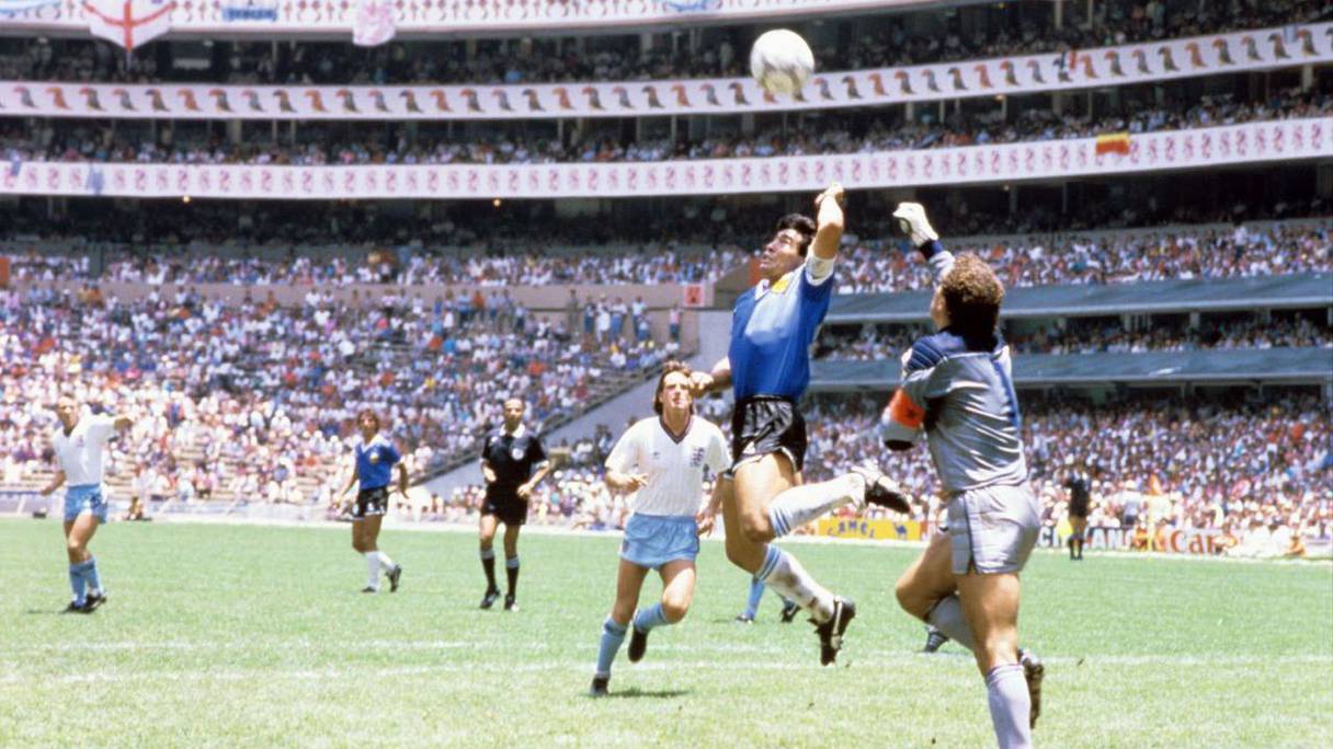 Diego Maradona contre l'Angleterre en quart de finale de la Coupe du Monde 1986.
