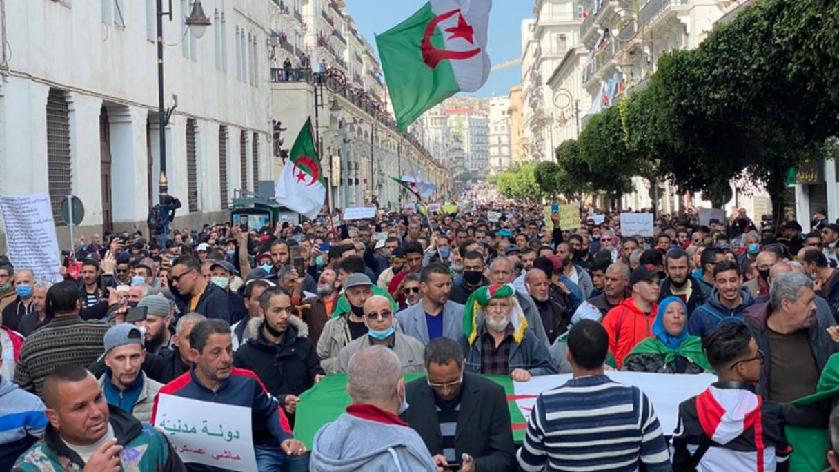 L’armée algérienne a adressé une sévère mise en garde aux travailleurs algériens participant aux différents mouvements de grève, ce début mai 2021.
