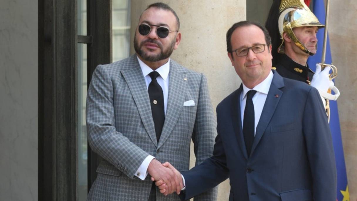 Le roi Mohammed VI accueilli par le président François Hollande, au perron de l'Elysée.
