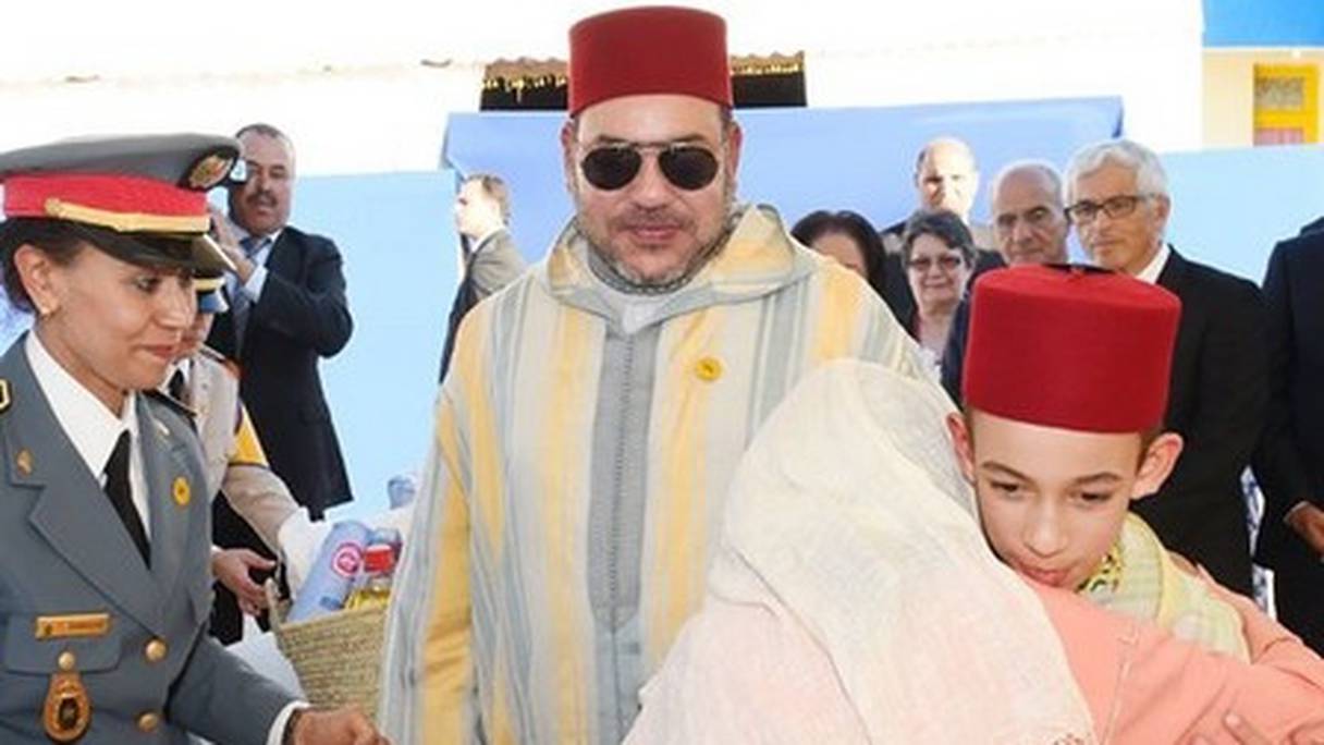 Le roi Mohammed VI et le prince héritier Moulay El Hassan lors du lancement de la campagne de solidarité 2016 à Salé.
