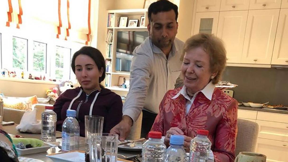 Cheikha Latifa ben Mohammed ben Rached al-Maktoum (à gauche) "chez elle" avec l'ancienne présidente irlandaises Mary Robinson.
