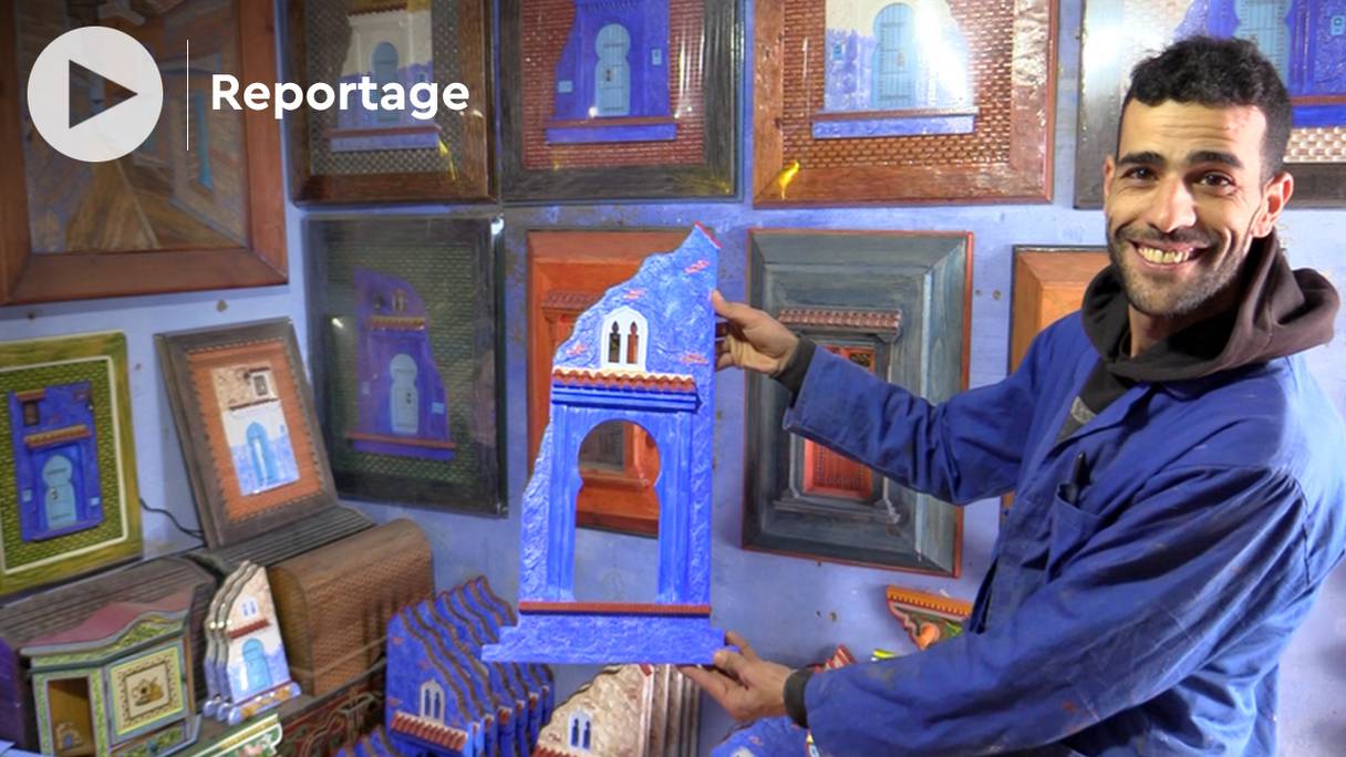 Abdelmouneim El Abdi, artiste-menuisier, redonne vie aux monuments bleus de la ville, comme les portes et les ruelles, spécifiques à Chefchaouen.
