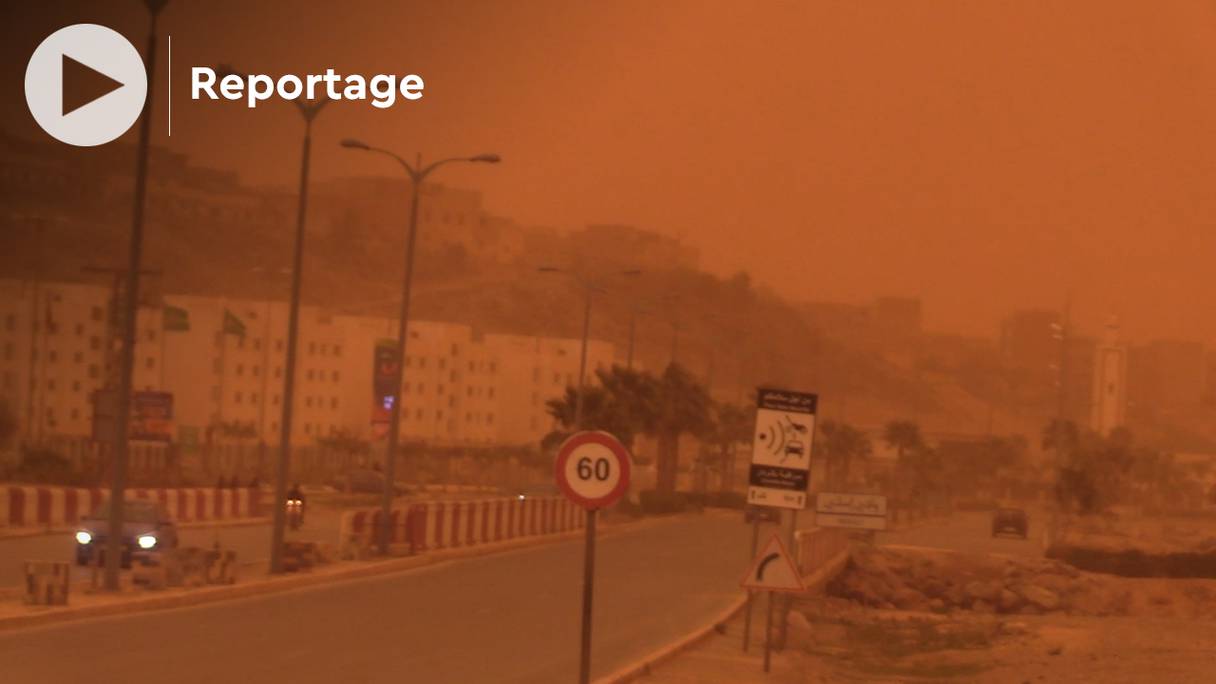 Un nuage de poussière ocre a envahi le ciel d'Oujda, le 24 mars 2022.
