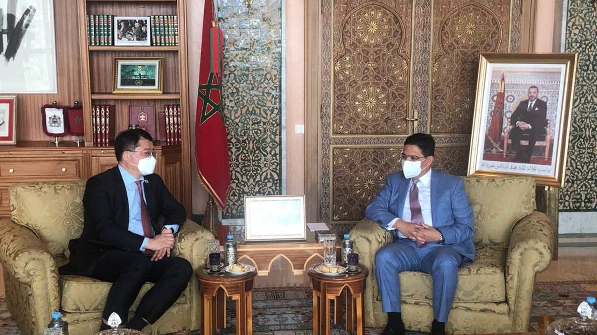Nasser Bourita, ministre des Affaires étrangères, de la Coopération africaine et des Marocains résidant à l'étrange (à droite) et Choi Jong-kun, premier vice-ministre sud-coréen des Affaires étrangères (à gauche).
