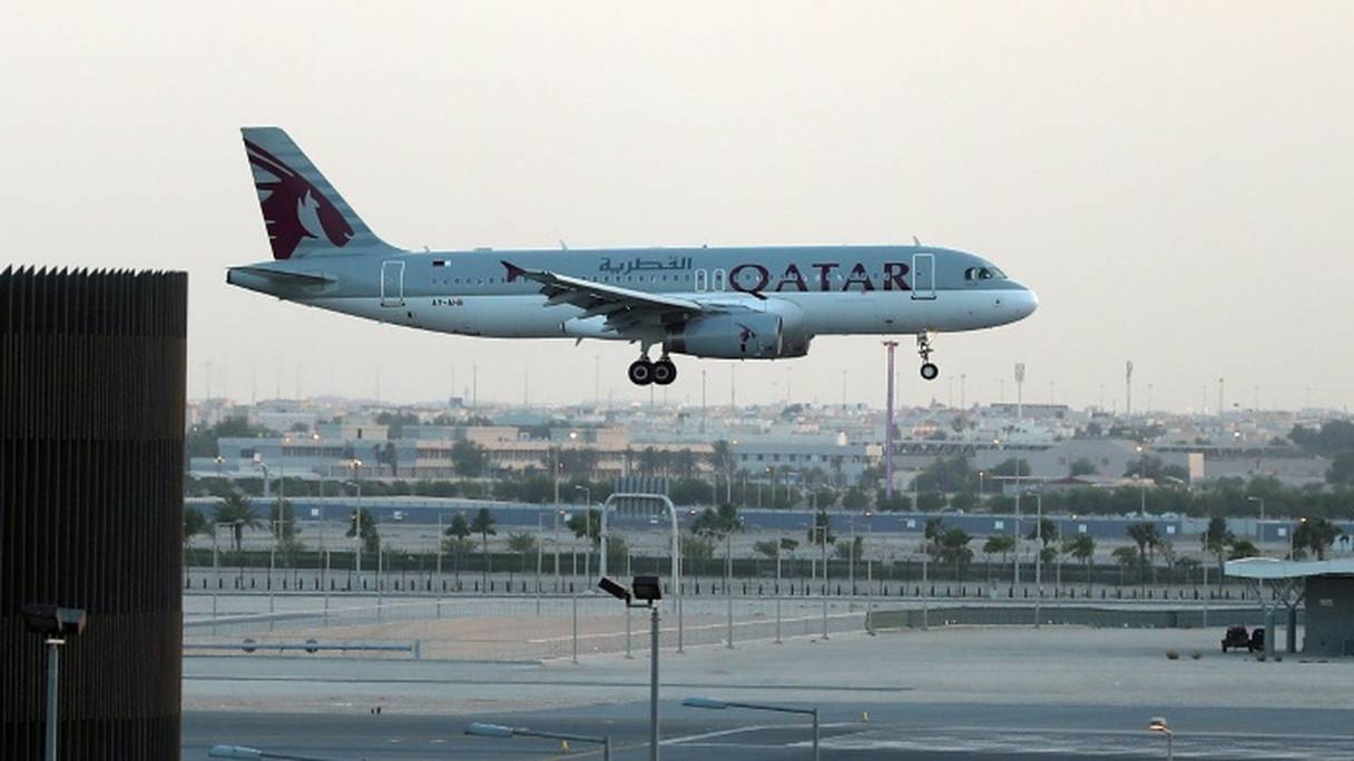 Un avion de la Qatar Airways atterrit à l'aéroport de Doha, le 12 juin 2017.
