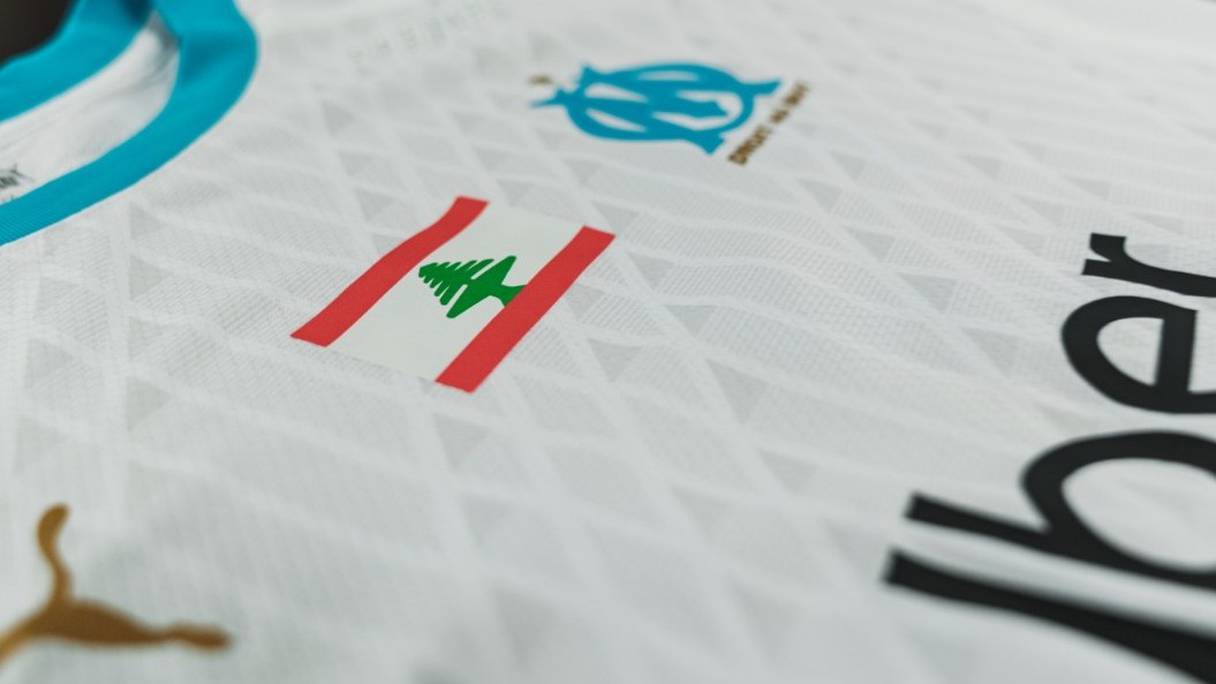 Maillot vendu par l'Olympique de Marseille en solidarité avec le Liban.

