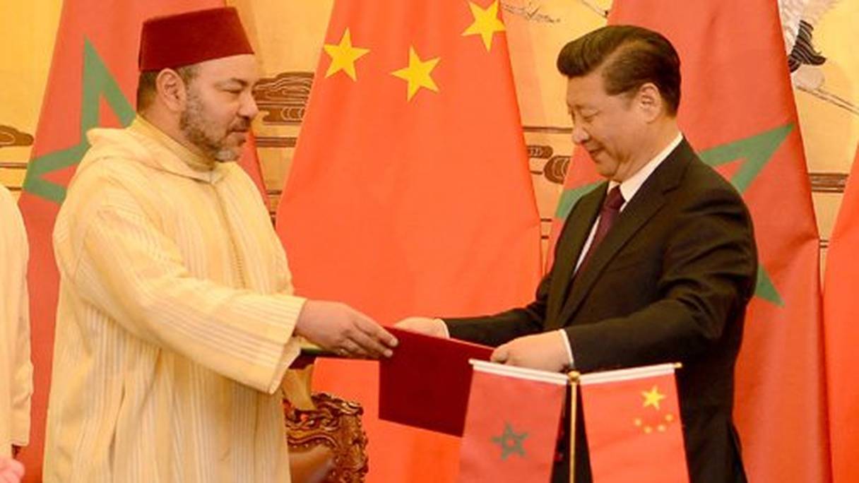 Le roi Mohammed VI et le président Xi Jinping, lors de la signature de la déclaration conjointe sur l'établissement d'un partenariat stratégique entre le Maroc et la Chine, le 11 mai 2016 à Pékin. 
