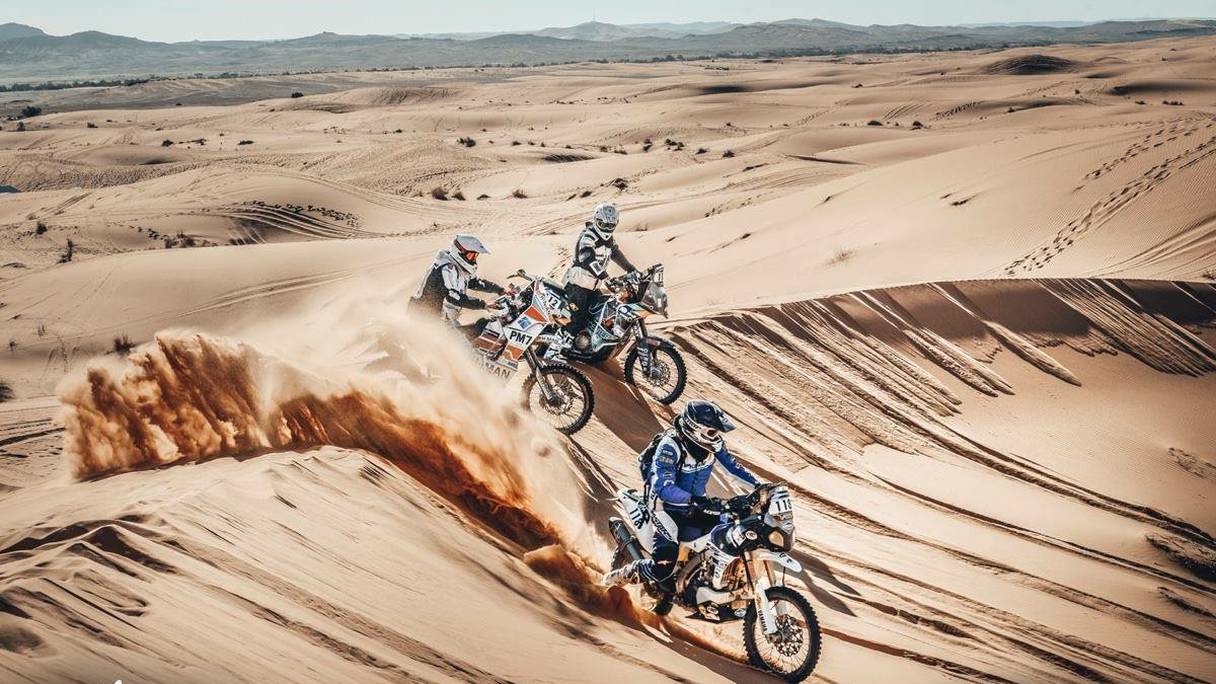 Des concurrents de l'Africa Eco Race 2022 dans le désert du Sahara.
