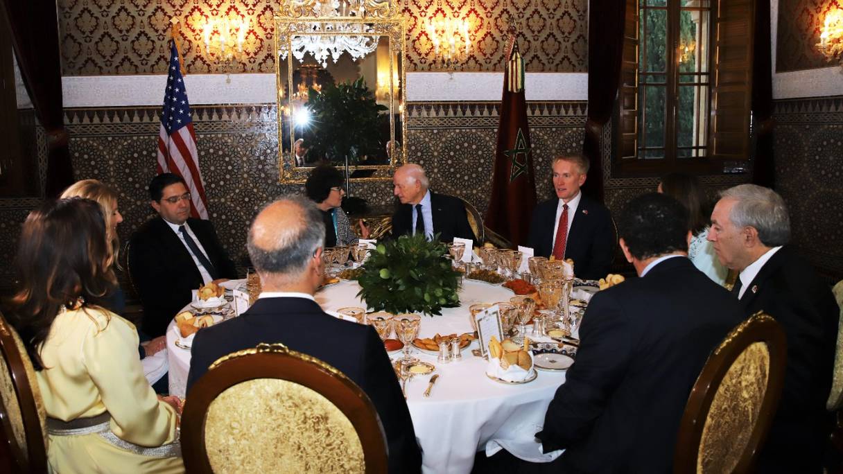 Photo du dîner royal offert en l'honneur d'une délégation du Congrès américain.
