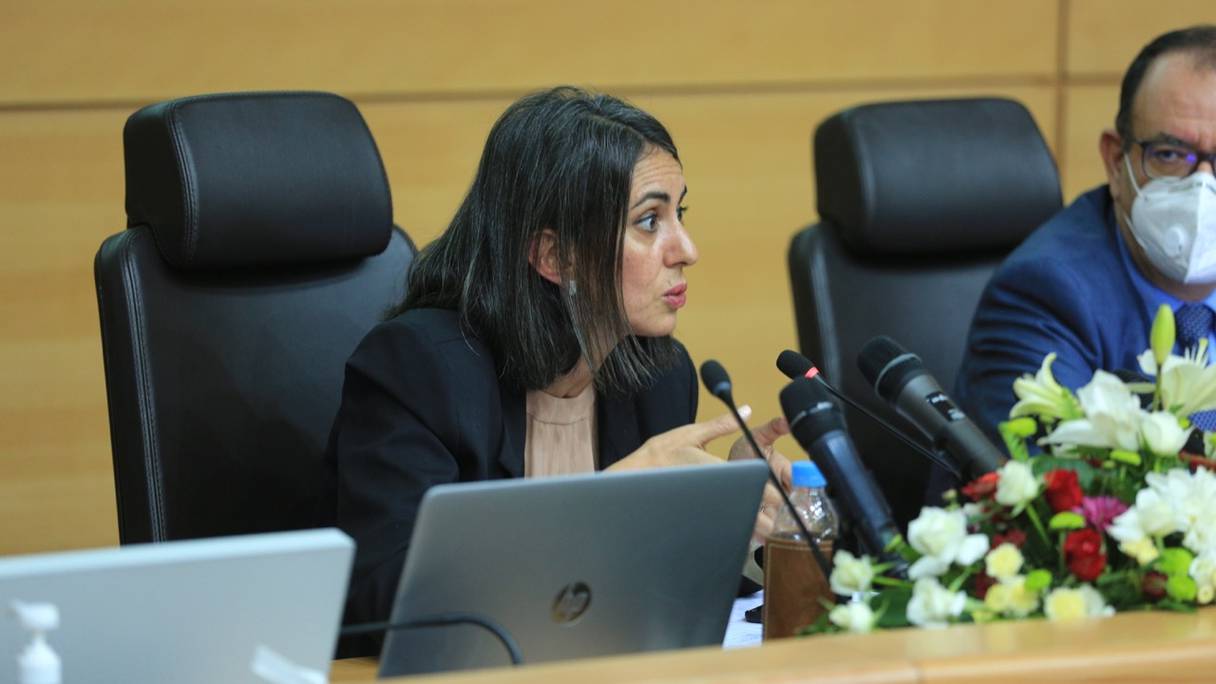Nadia Fettah Alaoui, lors d’une conférence de presse de présentation du projet de loi de finances 2022, mardi 26 octobre 2021, à Rabat.
