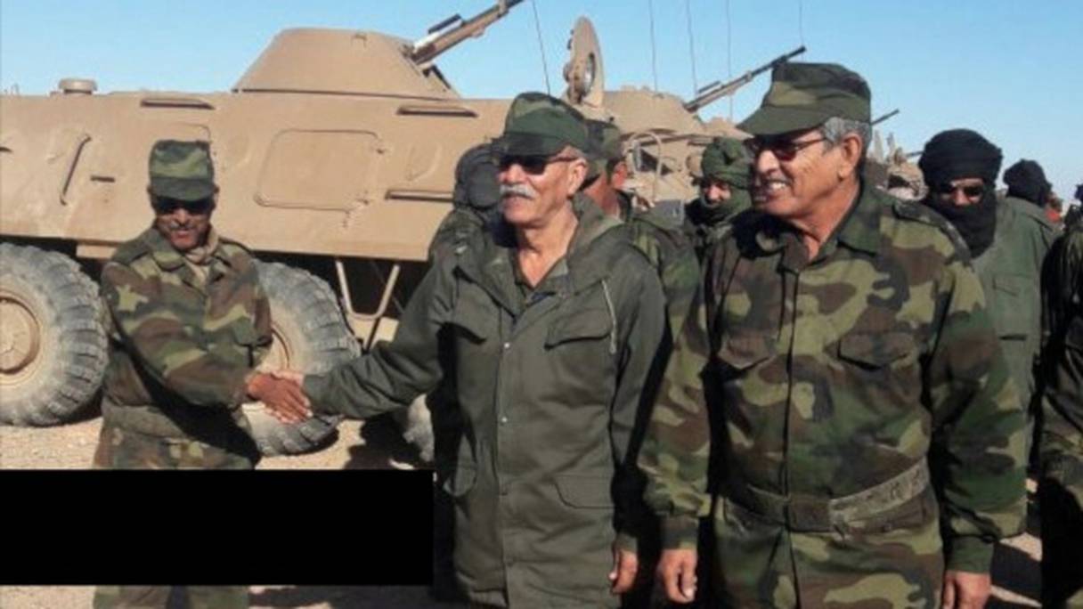 Le chef du polisario, Brahim Ghali, exhibant du matériel militaire livré par le régime algérien. 
