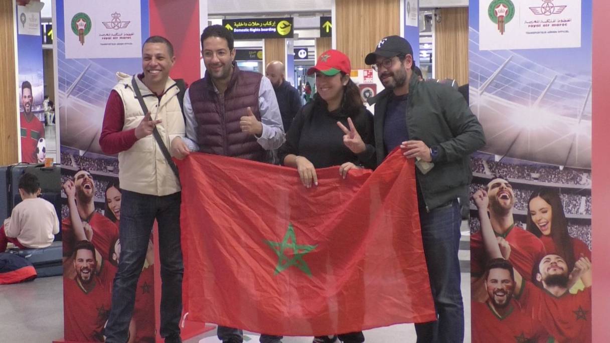 Drapeaux du Maroc et enthousiasme général... Des fans des Lions de l'Atlas ont envahi l'aéroport Mohammed V pour s'envoler pour Doha, au Qatar, où le Onze national va affronter l'Espagne en huitièmes de finale de la Coupe du monde de football, le 6 décembre 2022. 
