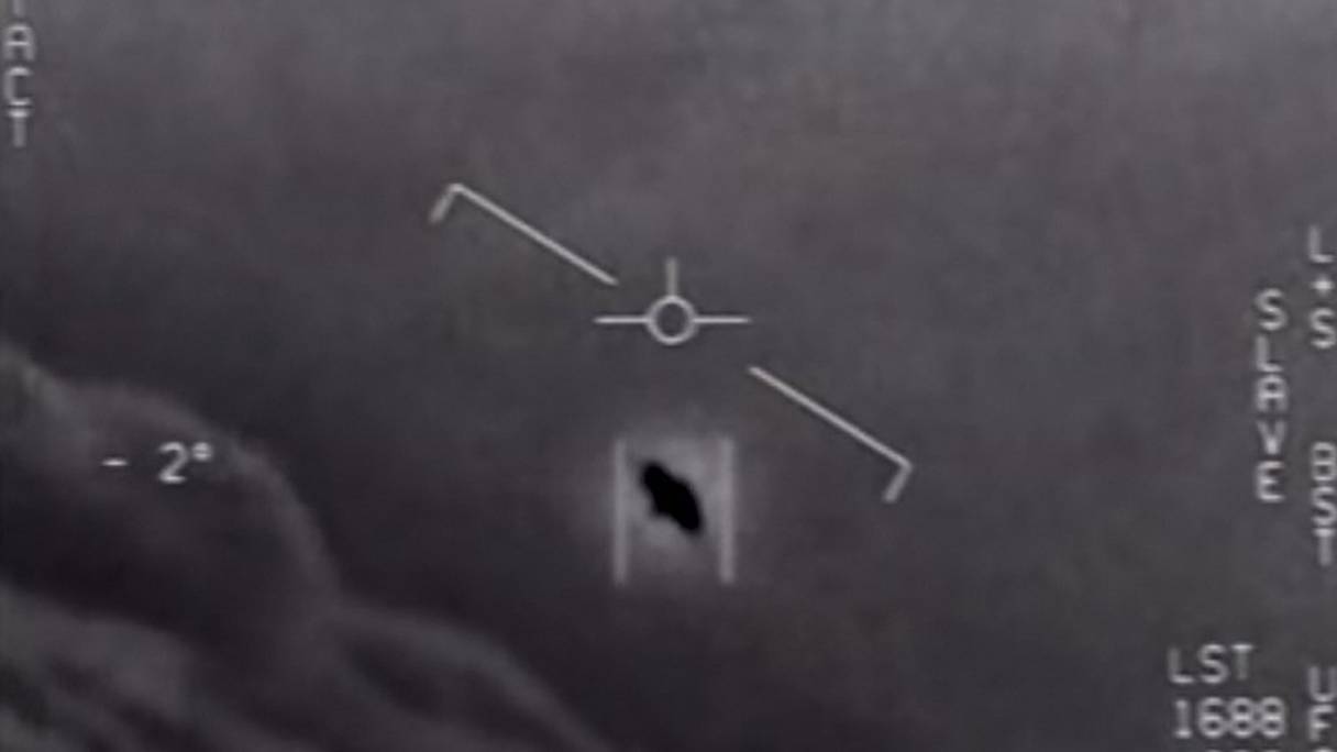 Cette capture d'écran d'une vidéo non classifiée, prise par l'US Navy, donnée le 28 avril 2020 par le Pentagone, montre une interaction avec un «phénomène aérien non identifié». 
