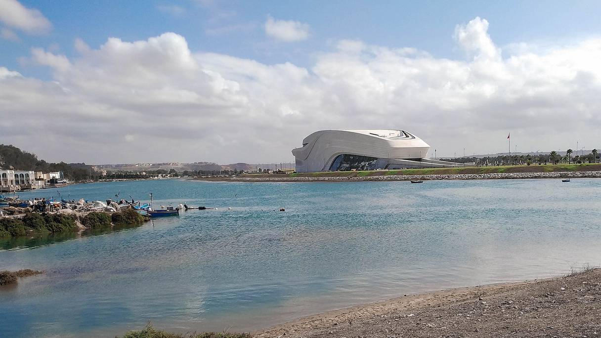 Le Grand Théâtre Mohammed VI de Rabat, dont les plans ont débuté en 2010, se trouve sur la rive gauche du Bouregreg. L'une des dernières œuvres de l'architecte anglo-irakienne Zaha Hadid (1950-2016) pourra accueillir 2000 spectateurs sur 25.400 mètres carrés.
