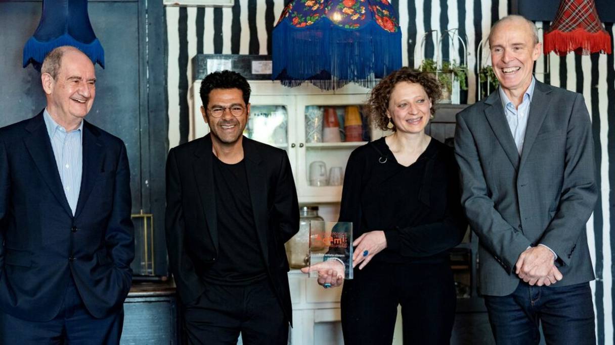 A partir de la gauche, Pierre Lescure, président du festival de Cannes, Jamel Debbouze, Annelise Clément, vice-présidente de l'Adami et Bruno Boutleux, directeur général de l'Adami, lors de la remise du prix Adami au Bar à Bulles à Paris, le 9 mai 2022.
