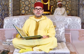 Le roi Mohammed VI, Amir Al Mouminine, présidant la première causerie religieuse du ramadan 1445, au Palais royal à Rabat, le 15 mars 2024.