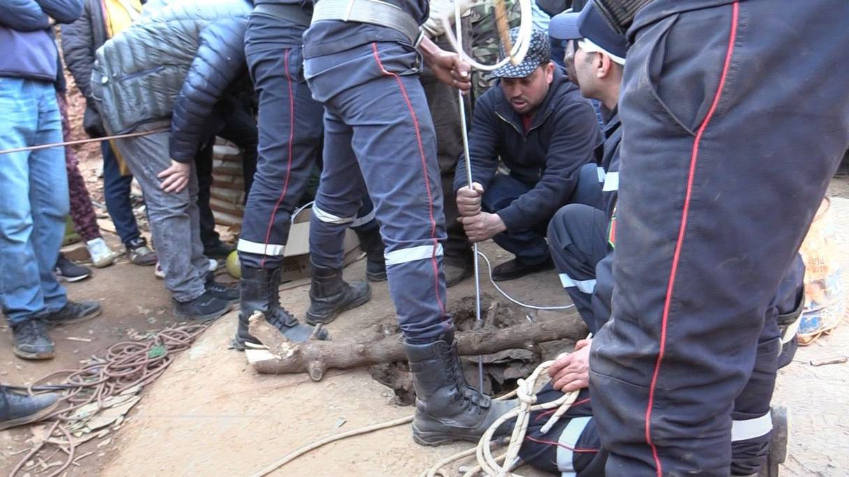 Des éléments de la protection civile tentent de sauver le petit Rayan, tombé dans un puits de 32 mètres de profondeur le premier février 2022, dans les environs de Bab Berred, dans la commune de Tamrout près de Chefchaouen.
