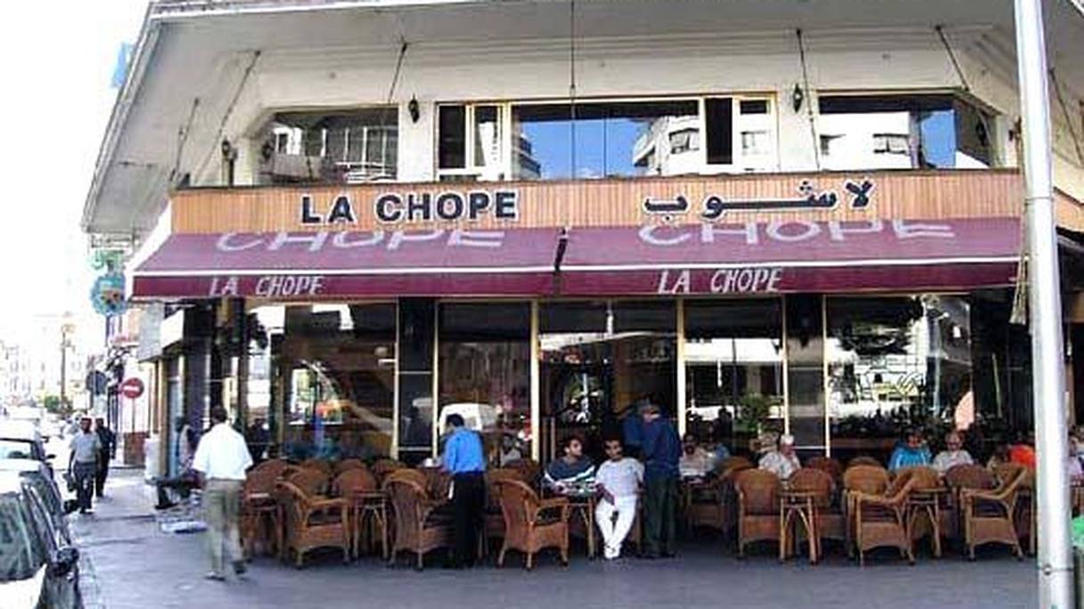 C'est devant le café La Chope que les commerçants du centre-ville organisent le sit-in du 13 juillet
