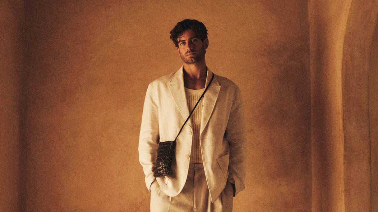 L'influenceur britannique Andrew Georgiades pose pour la nouvelle campagne Zara Hommes été 2023, à Marrakech.