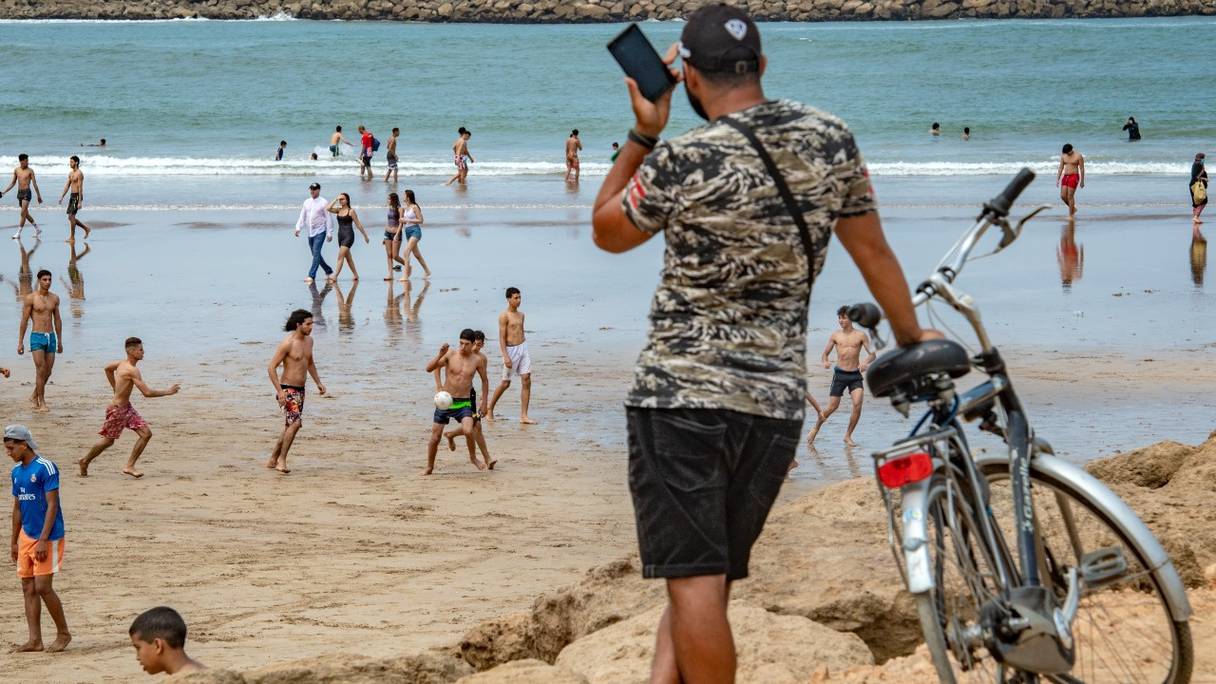 Des baigneurs et des promeneurs, sur l'une des plages de Salé, au nord de Rabat, le 25 juin 2020.
