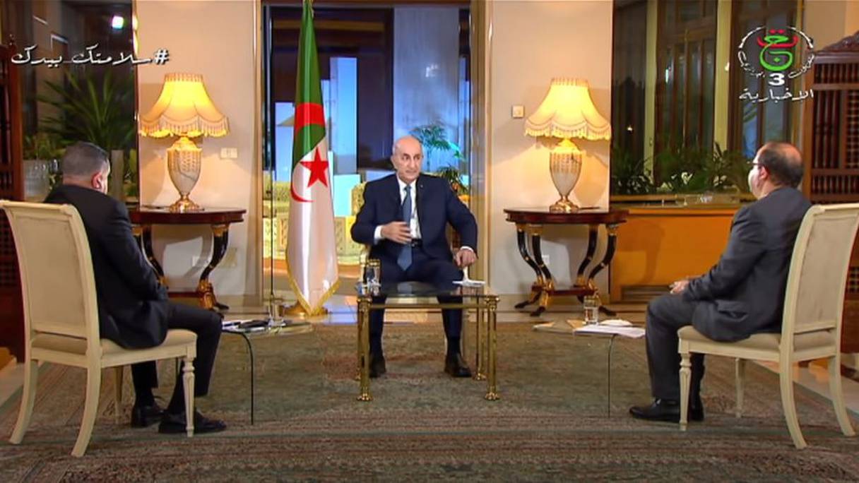 Le président algérien Abdelmadjid Tebboune fait face à deux journalistes, lors d'une intervention télévisée et radiodiffusée, le 1er mars 2021. 
