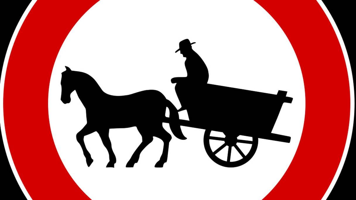 Panneau de signalisation interdisant la circulation de charrettes à traction animale.
