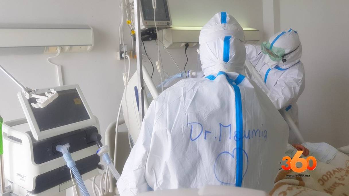 Dans un hôpital à Tanger, une équipe de soignants au chevet d’un patient infecté par le Covid-19.
